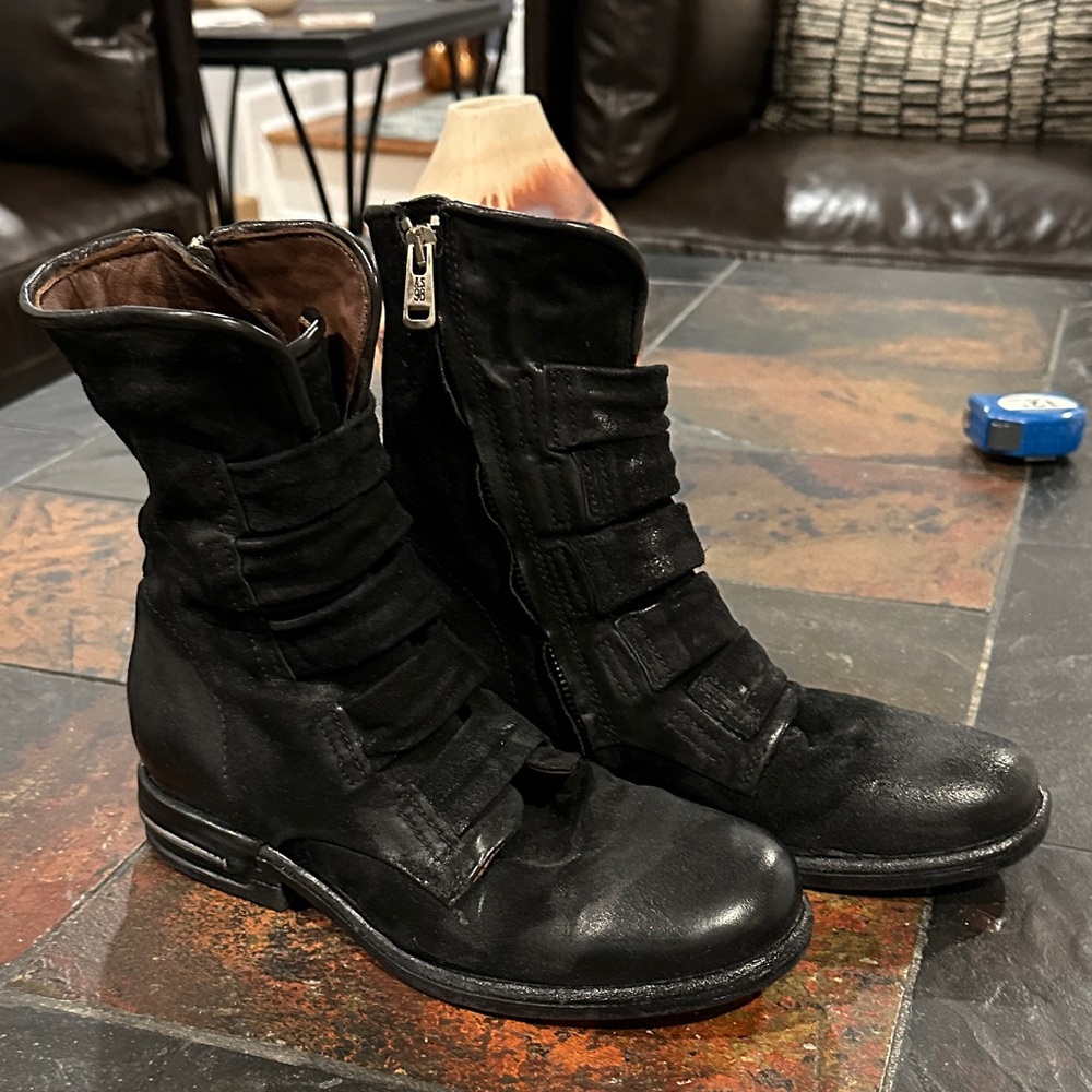 AS98 Black Leather Zipper Boots
EUC-worn only few times